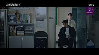 휠체어를 타고 경찰서에 들어오는 진호개와 송설입니다.