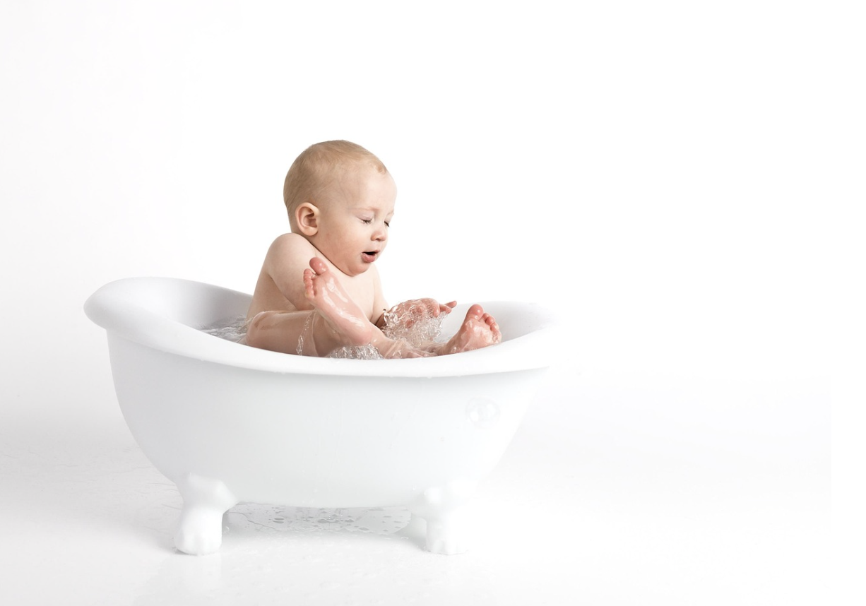 신생아 목욕 가이드: 안전하고 즐겁게 목욕시키는 법