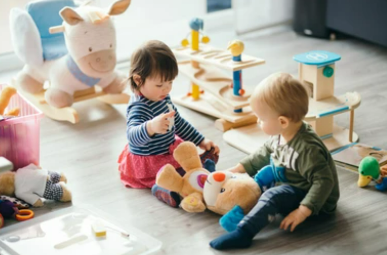 아이들 둘이 노는 모습