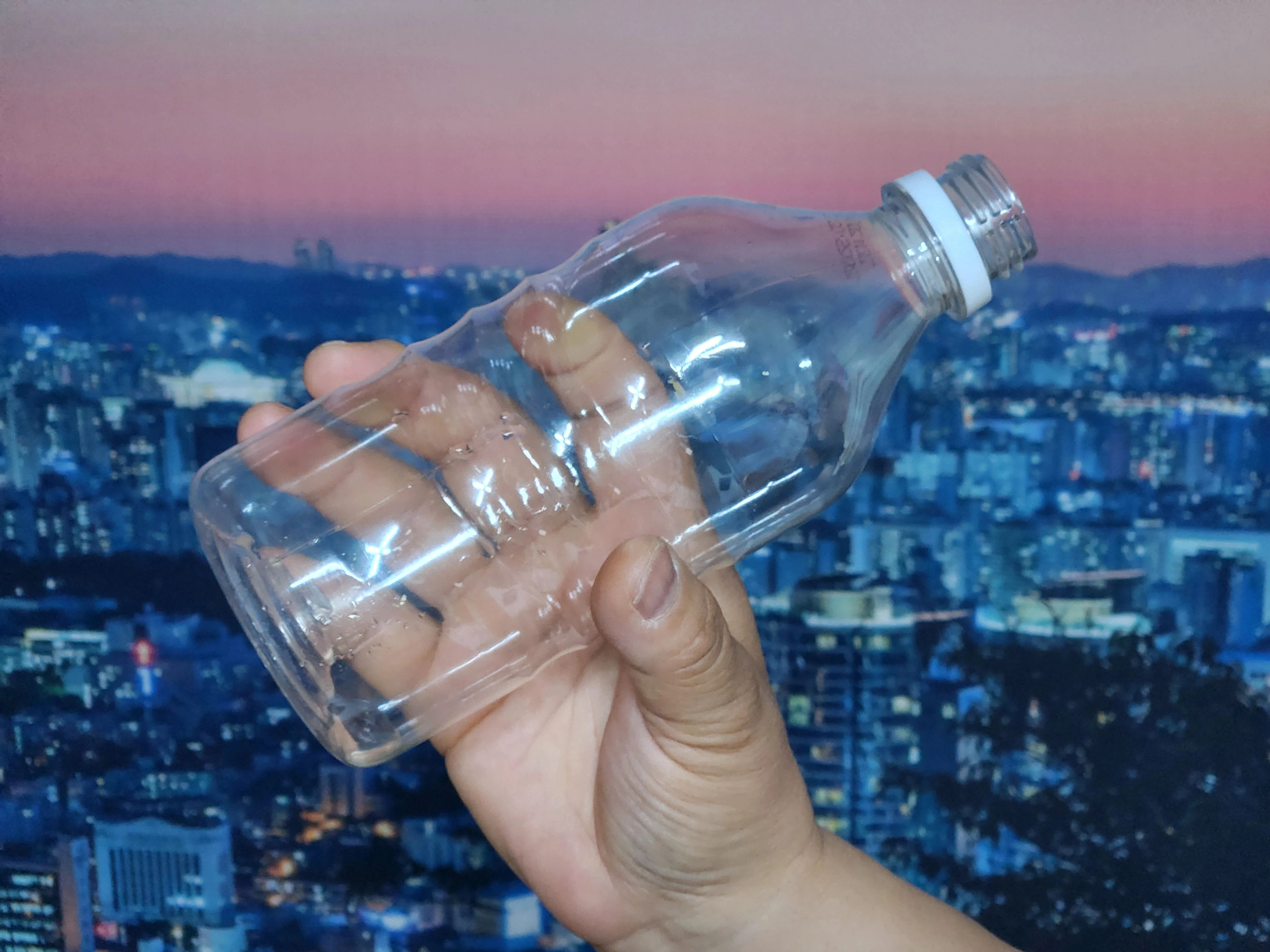 손으로-플라스틱병을-잡고-있다