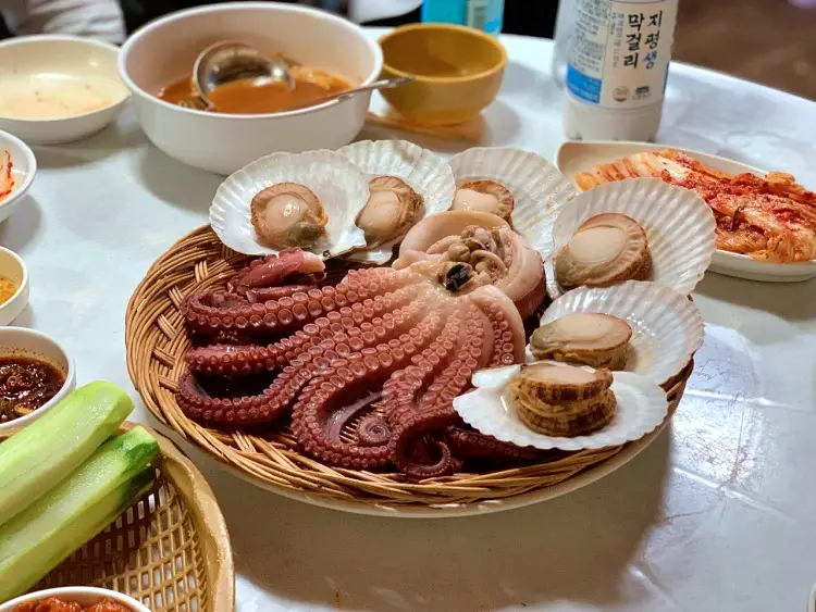 식객 허영만 백반기행 160회 김지민 편 다찌 느낌의 문어 숙회, 골뱅이무침, 두부 튀김, 해물 수제비 동해 삼척 7번국도 노포 맛집 소개