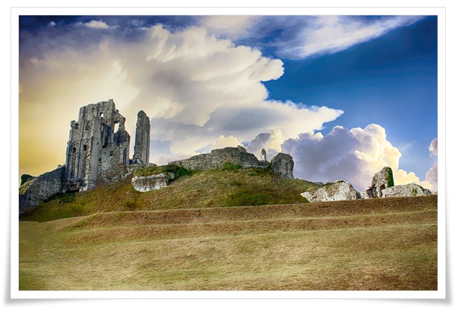 주위를 둘러볼수 있는 아름다운 경관의 언덕위에 예전에 웅장했을것 같은 성벽과 탑이 폐허로 남아있는 모습