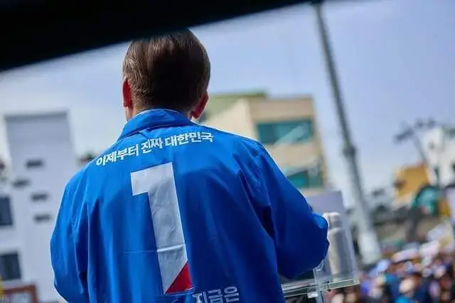 제21대 대선 1번 이재명 후보가 유세 현장에서 연설 중인 장면입니다.