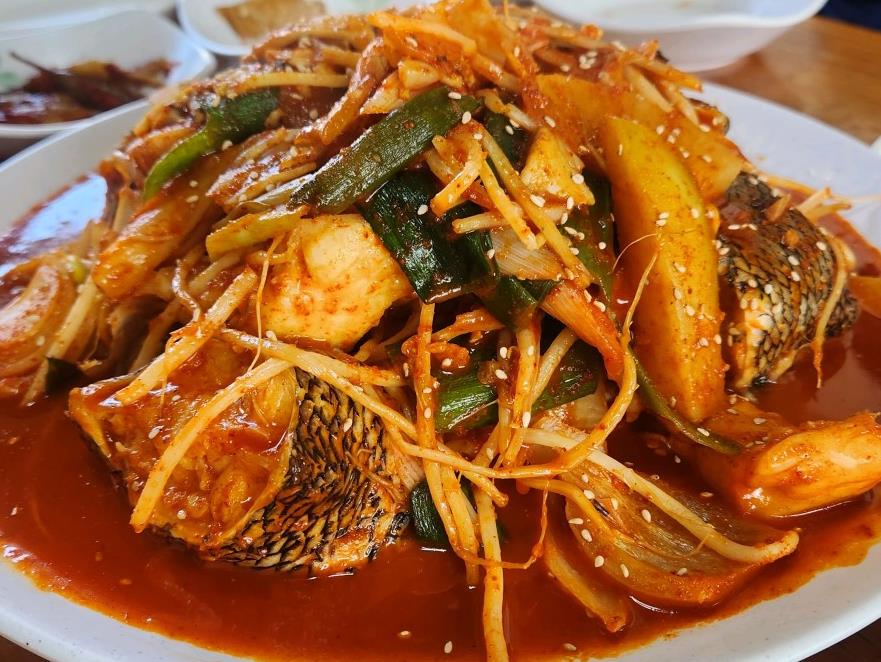 빨간 양념으로 맛있게 만들어진 동네한바퀴 110년 종가 고택 메로찜