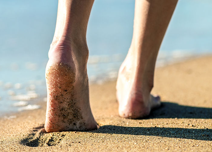 맨발로 모래사장을 걷고 있다