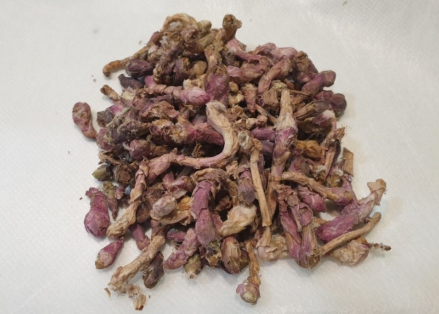 야생에서 채취를 한 관동화를 깨끗하게 세척하고 건조시킨 것을 하얀 바닥 위에 수북하게 놓아두고 찍은 사진