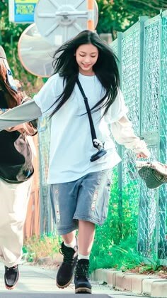 긴머리의-여성이-하늘색-티-반-청바지에-발목까지-올라온-검정색-운동화를-신은-홍대스타일-모습