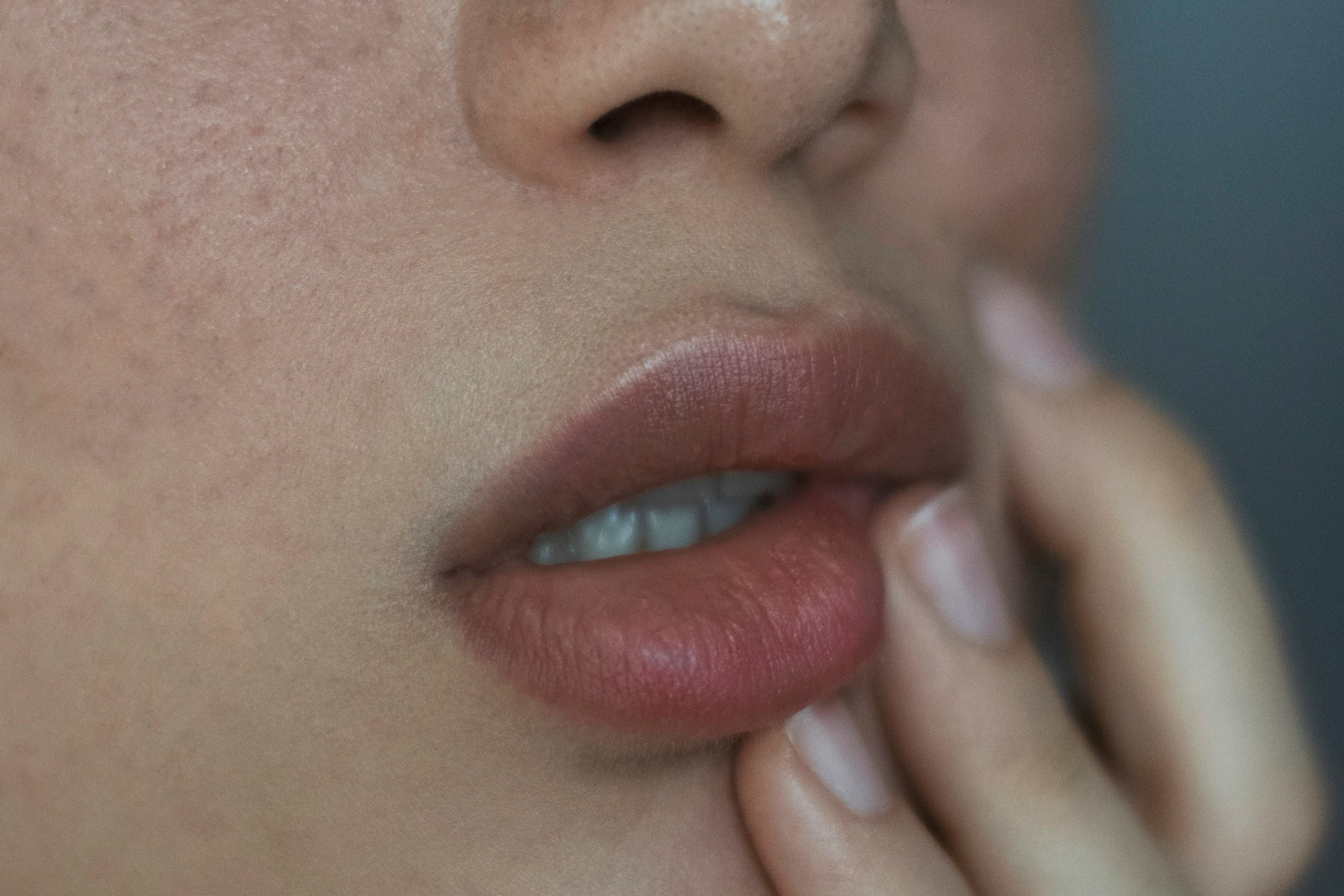 립 브러시로 정교하게 색을 입히는 손길, 립 블렌딩 디테일