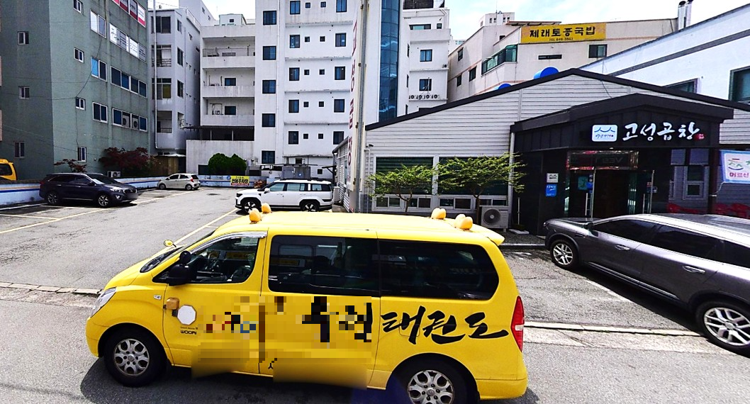 전현무계획2에 소개된 통영 고성곱창의 깔끔한 식당 외관과 넓은 전용 주차장