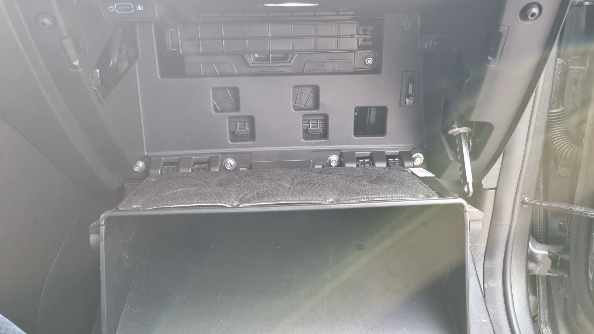 글로브박스 내린 모습