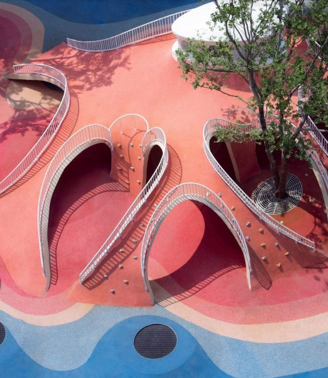 "동굴과 같은" 레드 듄(사구) 플레이토피아 놀이터 VIDEO: Red Dunes Playtopia features "cave-like" play spaces and undulating hills