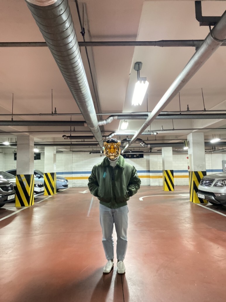 데일리 룩(오뭘입)_알파인더스트리 B-15 항공자켓 카키 바스틱 목폴라 티셔츠 86로드 청바지 연청 아디다스 드래곤 스니커즈 OOTD