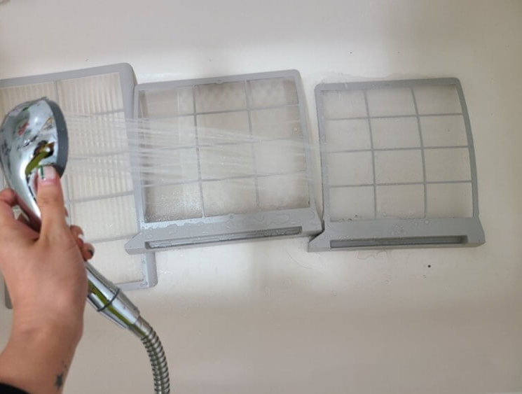 물세척-중인-먼지망-필터