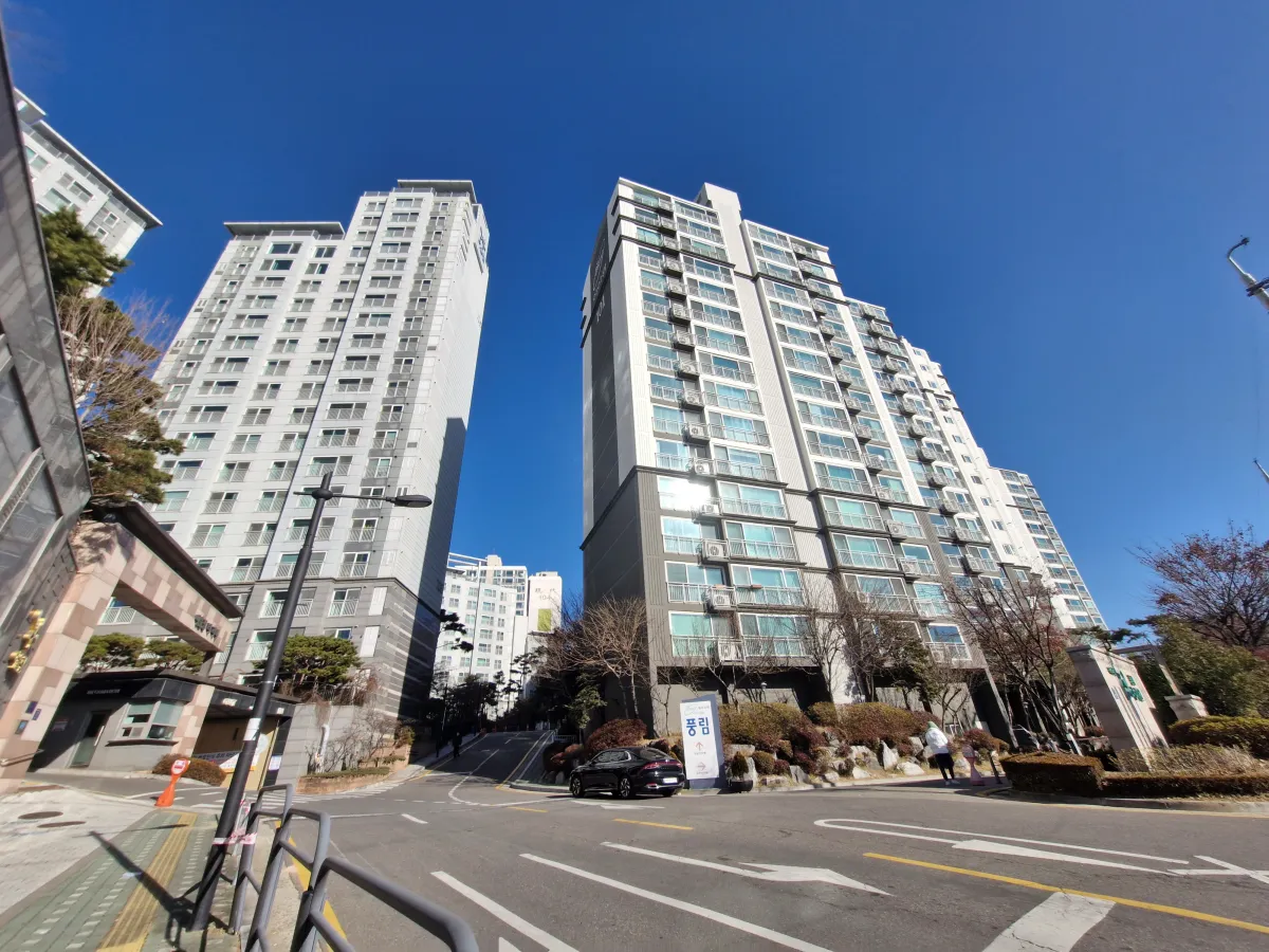 아파트-정문으로-들어가는-검은색차량