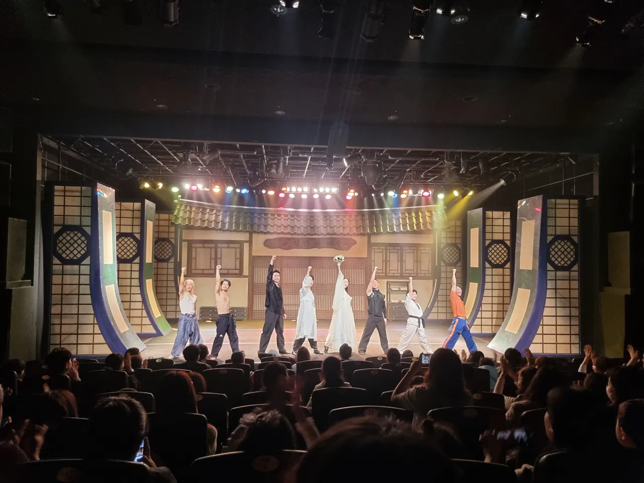 공연장-무대위-배우들-관객석-관람객들