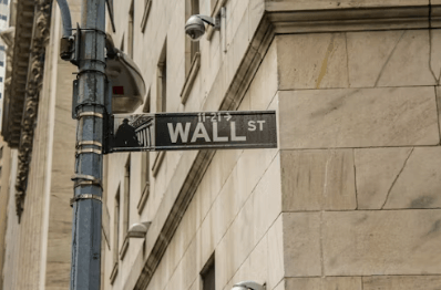 월스트리트-거리-표지판