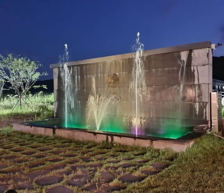 겨울방학 국내 여행지- 시멘트 벽면 앞 긴 두줄의 분수