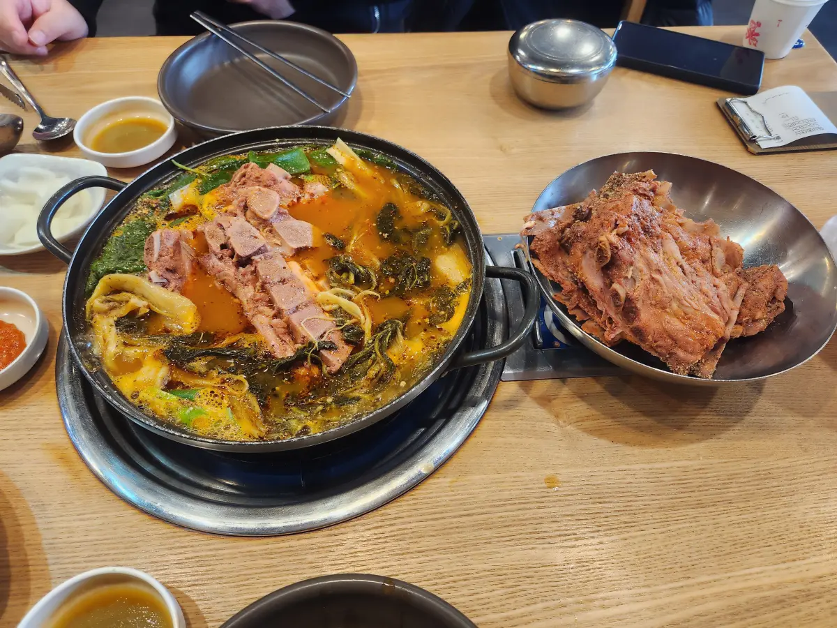 일산-맛집-옛골산더미감자탕-산더미-쌓아올린-감자탕-뼈다귀-해장국-끓이는-모습