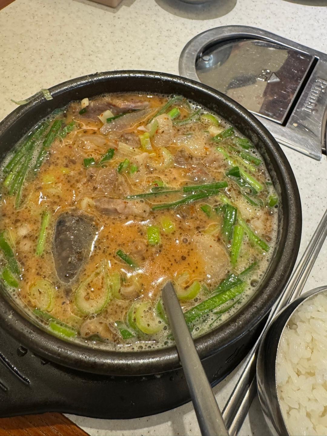 양념을 곁들인 순대국밥