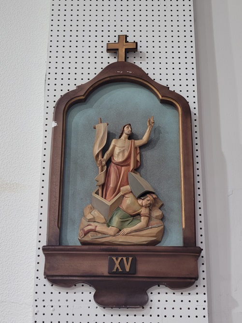 군산 팔마성당 안에도 십자가의 길 15처, "예수님께서 부활하심을 묵상합시다."를 그린 작품이 있습니다.