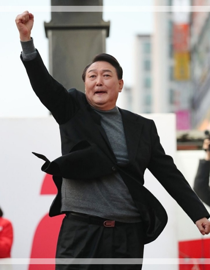 윤석열-손들고-있는-모습