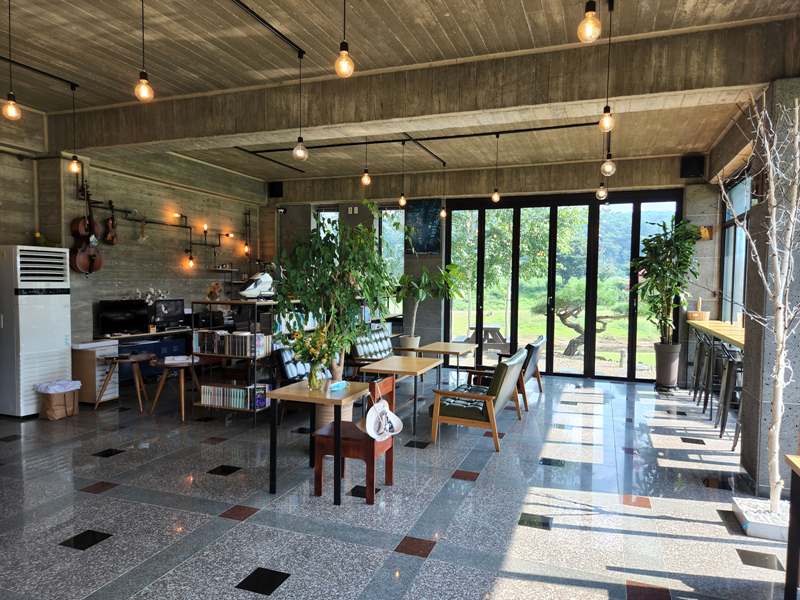 더리버에스_풀빌라_카페