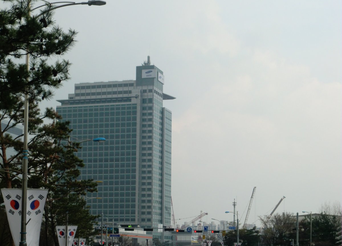 삼성전자 수원 사업장 옥상에 삼성 로고가 보이는 사옥 전경