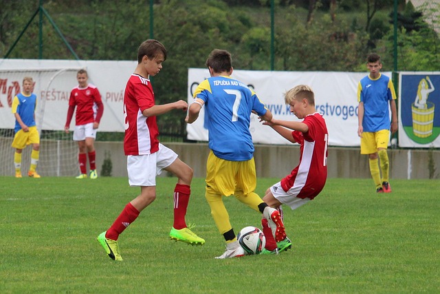 중학생 선수들이 축구 시합을 하고 있는 사진