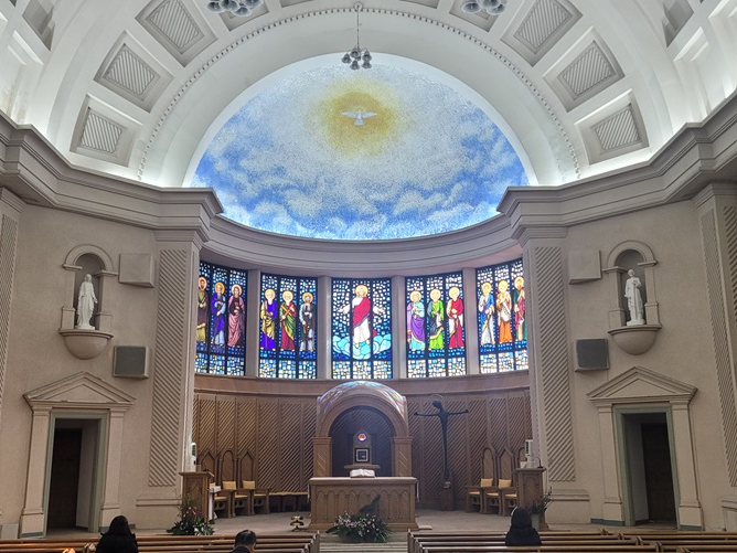 방배동성당 제단, 제대, 스테인드글라스, 감실