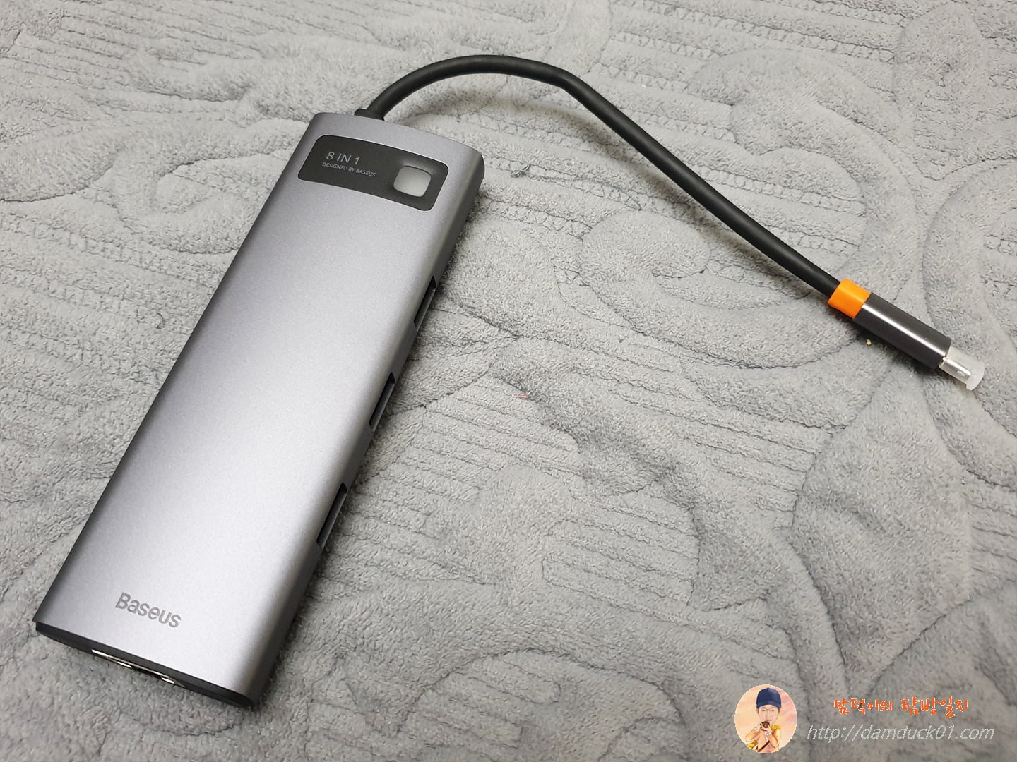 베이스어스 메탈글림 C타입 8-in-1 허브 도킹 스테이션 본체