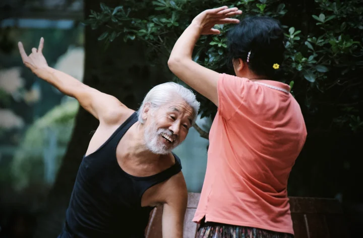 갱년기-건강관리-남성과-여성-춤을-춥니다