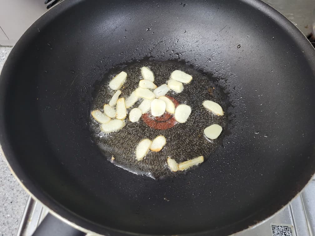 식용유에 마늘을 볶는 과정