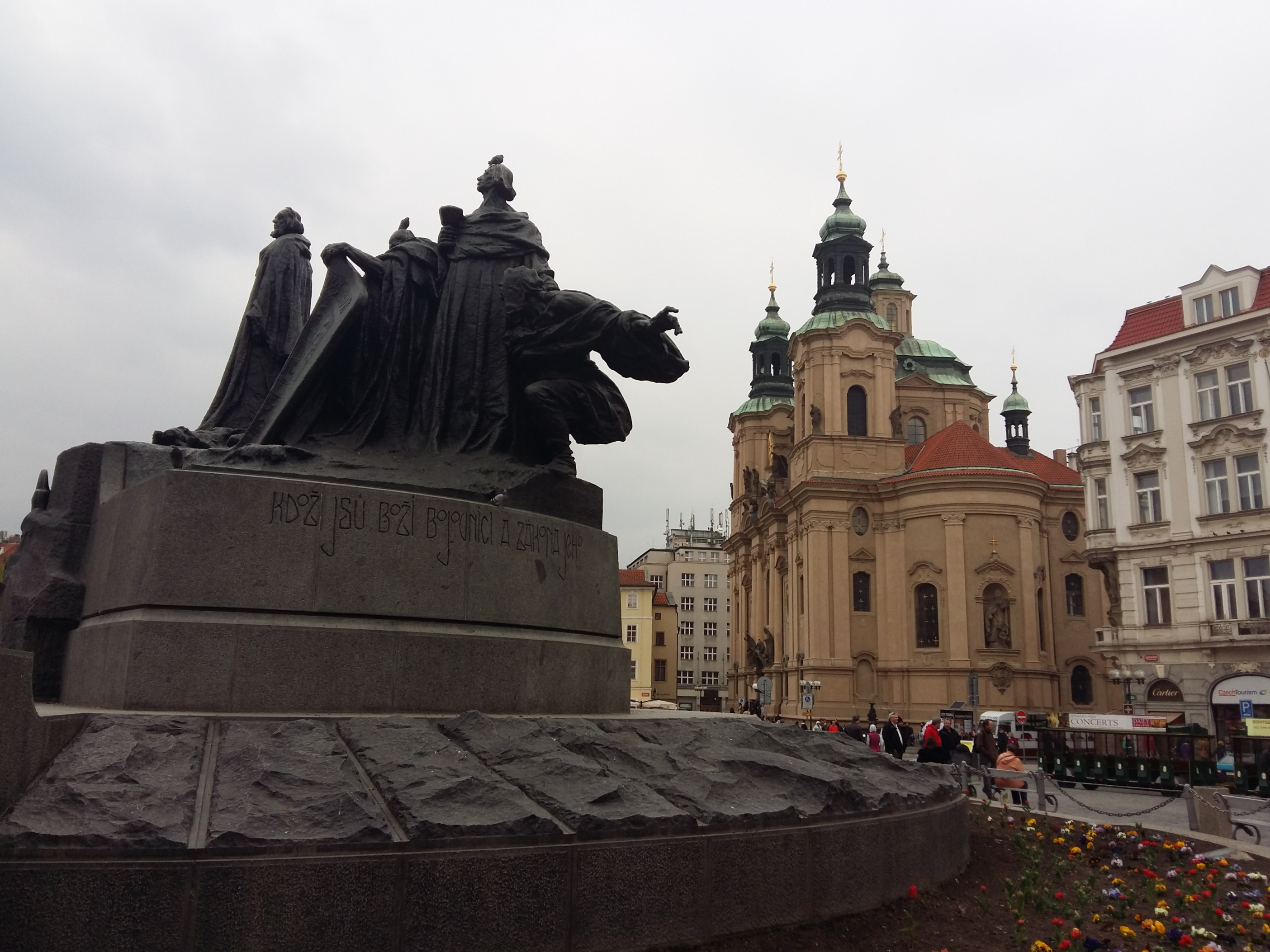 체코 프라하 구시가지 광장의 얀 후스 동상과 성 니콜라스 교회 측면