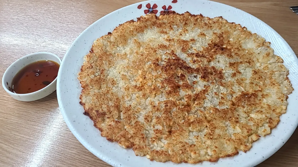 테이블위에-바삭한감자전과-간장그릇