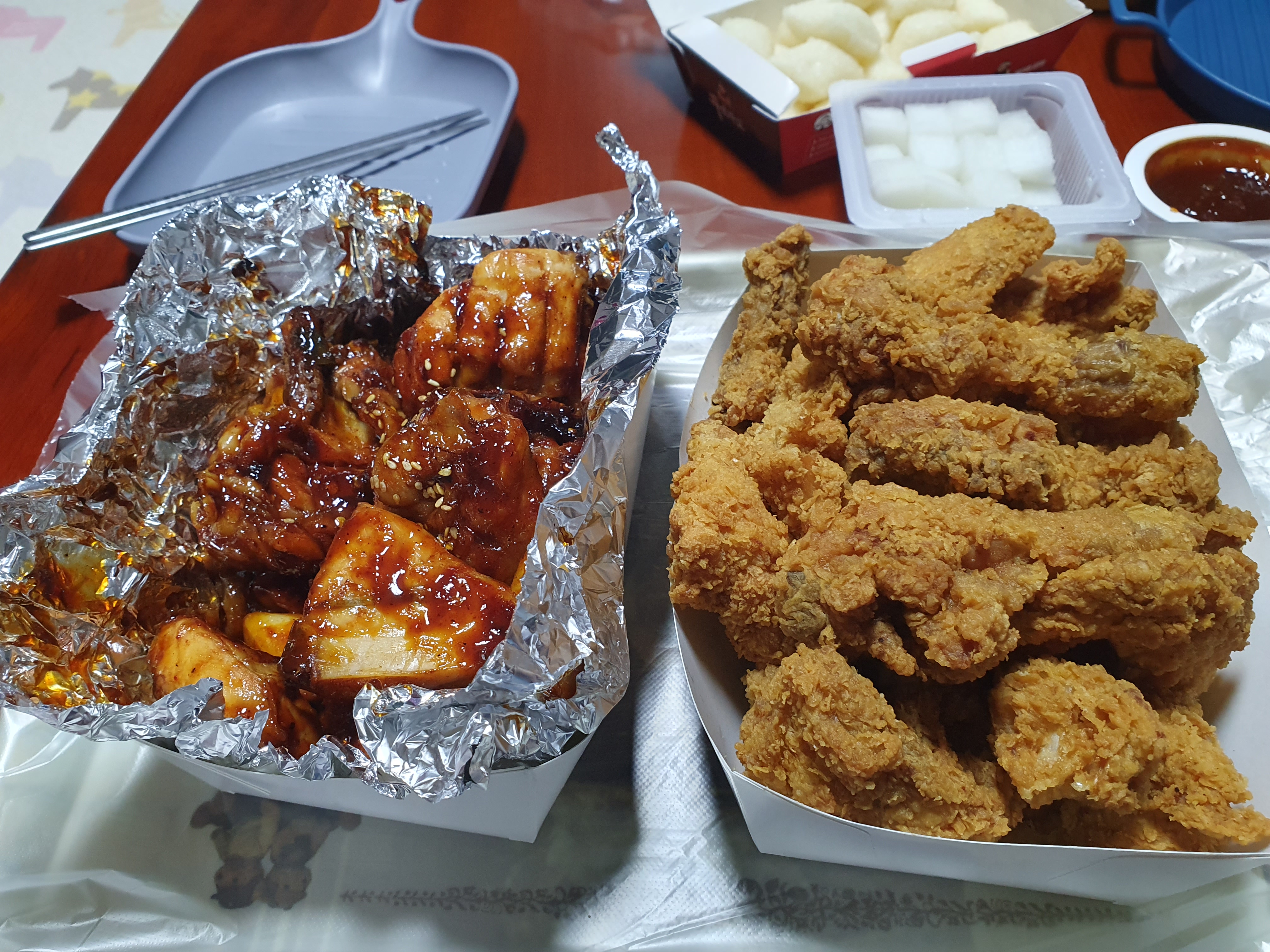 꾸브라꼬 치킨 세트 관저점 좌: 숯불치킨, 우: 후라이드 치킨