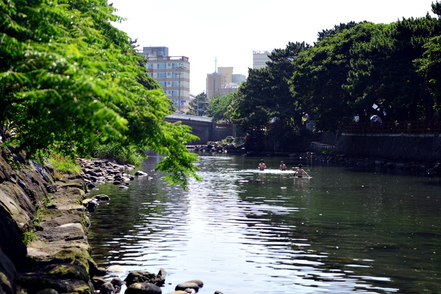 드라마 우리의 블루스의 촬영지인 외도의 월대천