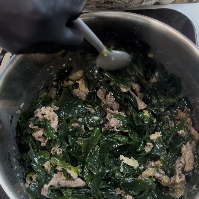 차돌박이와 미역 볶기