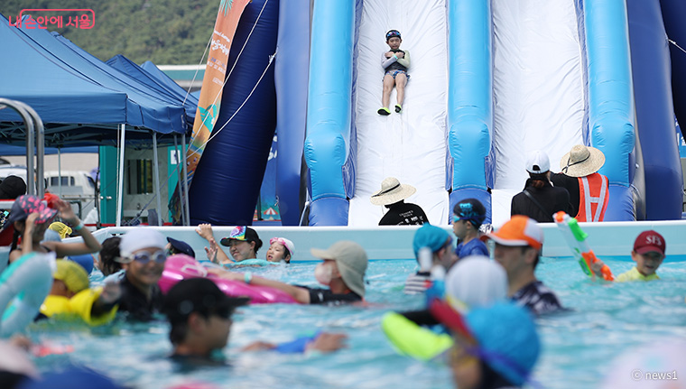 물놀이를 즐기는 사람들-광화문 워터파크 출저