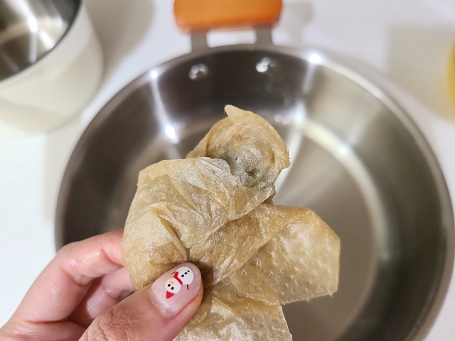 식용유를 잔뜩 머금은 키친타월