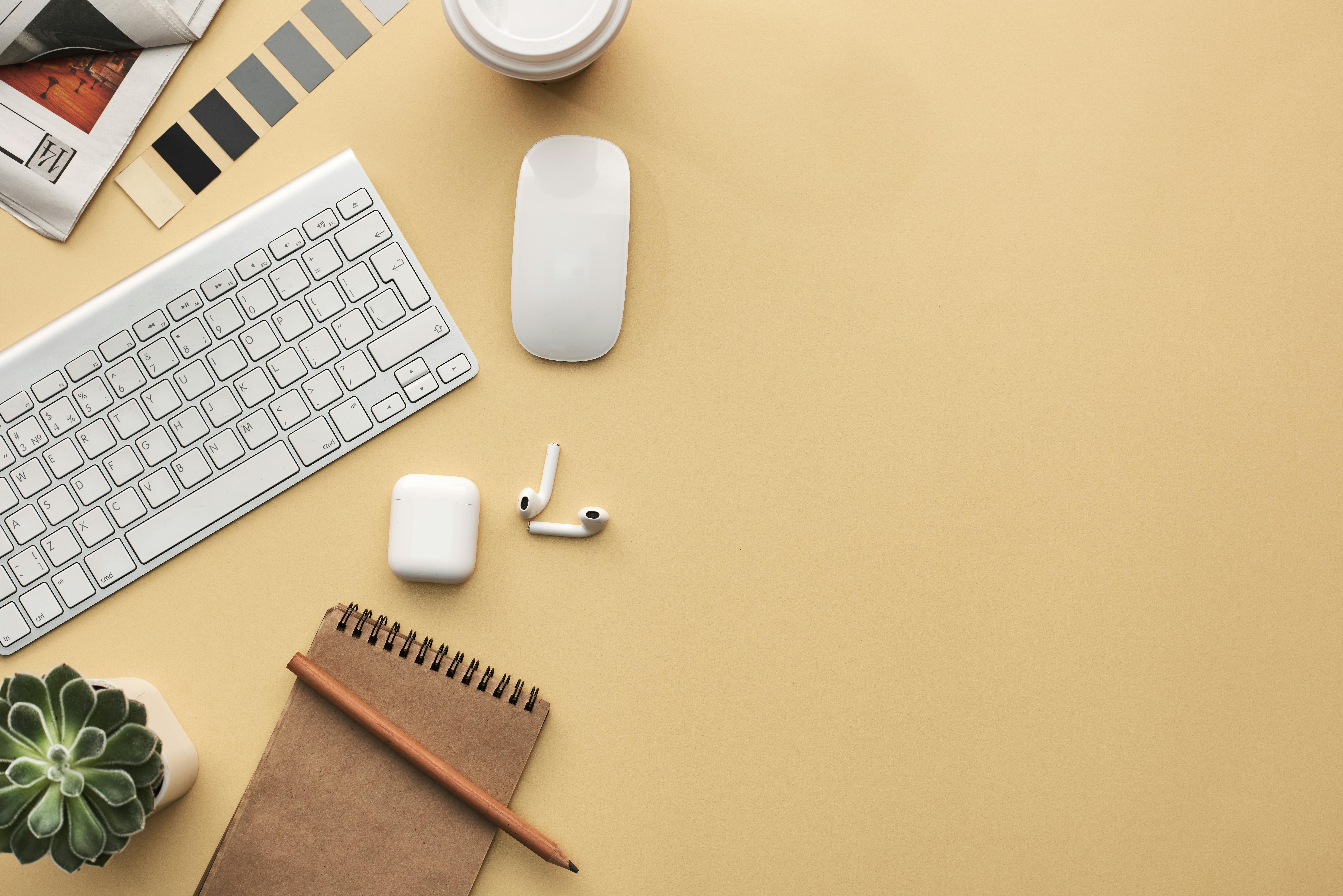 최신 동향을 꾸준히 파악해야 함을 강조하는 이미지