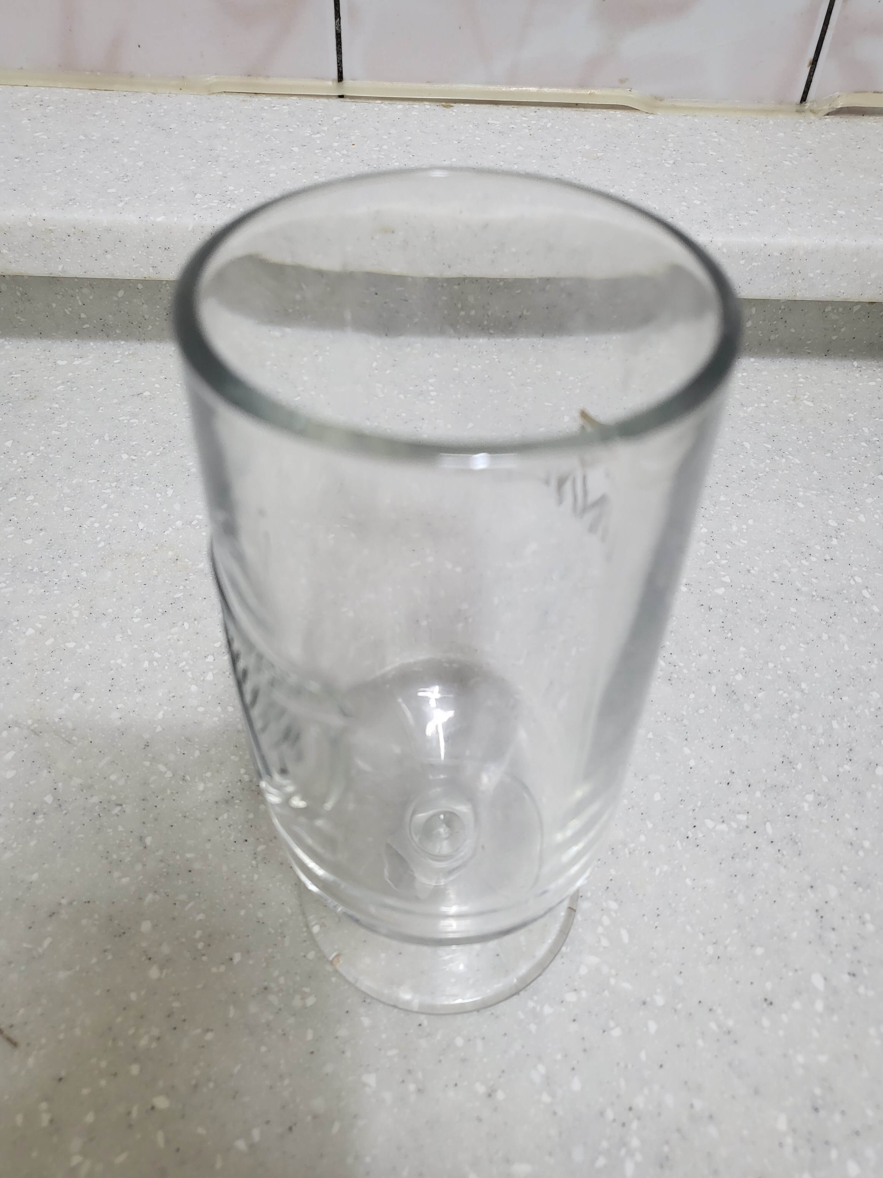 얼룩진 유리컵