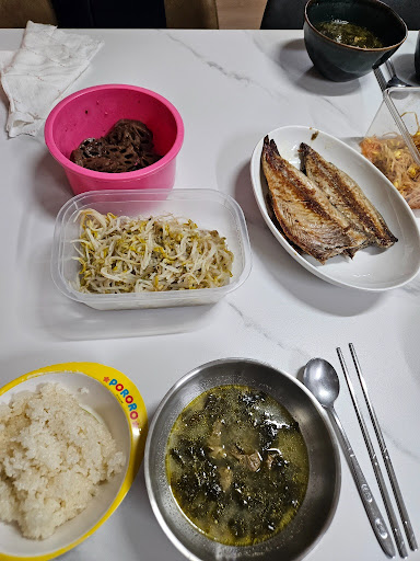 초등학교 1학년 아이를 위한 정성 가득한 등교 전 아침 식단. 생선과 영양 반찬으로 차린 건강한 가정식 집밥 메뉴