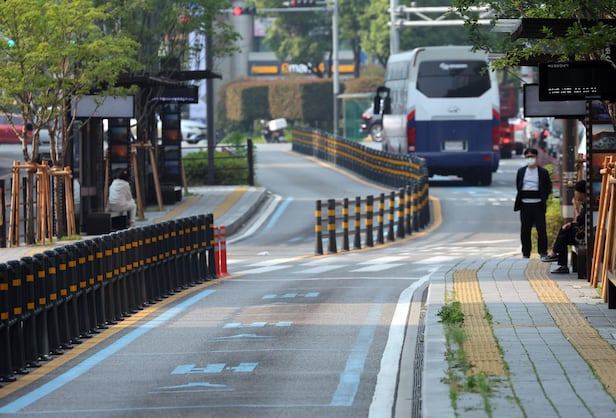 부산 시내버스 노조가 총파업에 돌입한 28일 부산 연제구 연산교차로 인근의 한 버스정류소에서 시민들이 버스를 기다리고 있다.