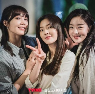 도시 여자들의 행복한 사진