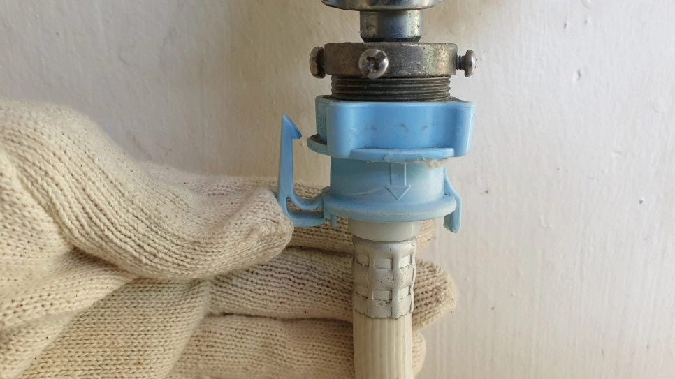 호스 연결하는 모습