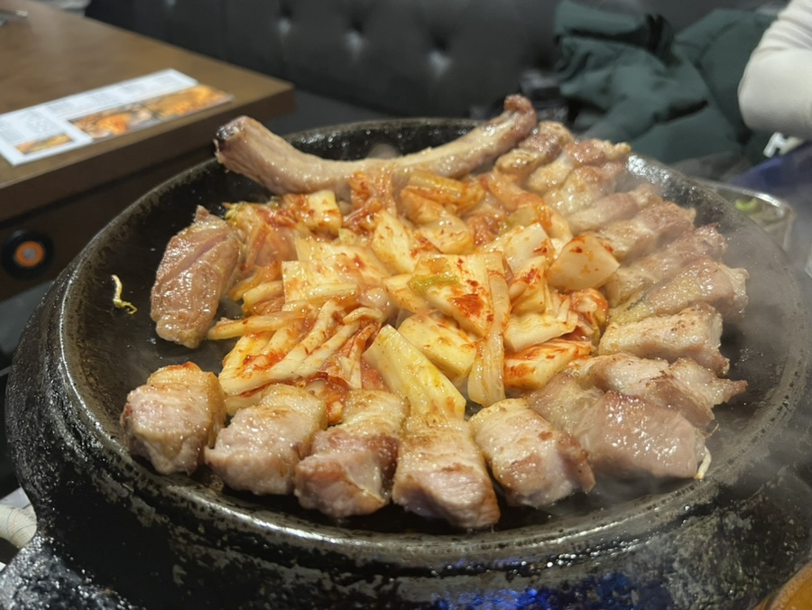 연산동 우대갈비 맛집 고짚, 짚불 삼겹살 기름에 볶아준 김치 사진