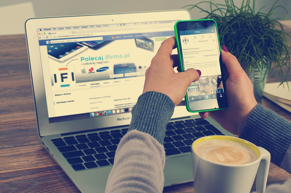 노트북, 휴대폰, 프리랜서 이미지 사진