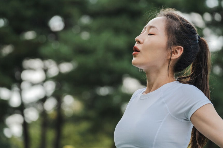 심호흡은 건강에 좋습니다!
심호흡을 자주 하여 내 몸에 건강을 불어넣읍시다.
‘좋은 호흡’은 보약이다. 그것도 돈 한 푼 들이지 않고 얻을 수 있는 보약이다. 그래서 어떤 이들은 호흡을 ‘잊힌 초능력’이라고 부른다. 게티이미지뱅크