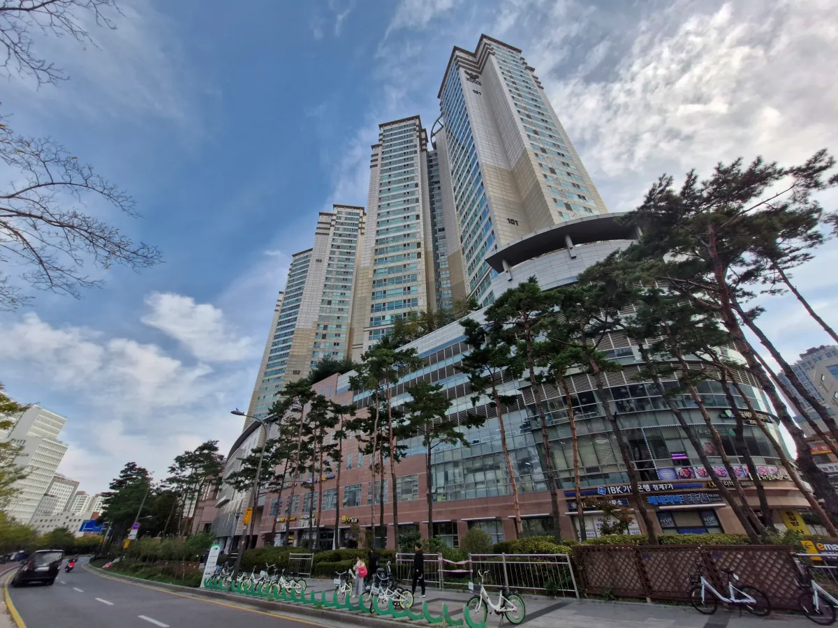 청계천을-바로앞에-두고-있는-롯데캐슬-베네치아-아파트-전경