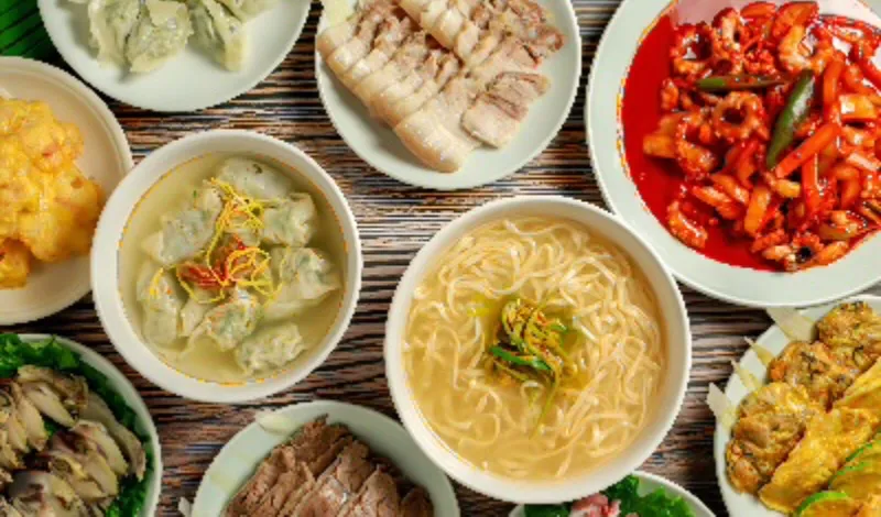 만두, 보쌈, 수육, 전, 낙지볶음 등 한성칼국수의 시그니처 메뉴 구성 이미지